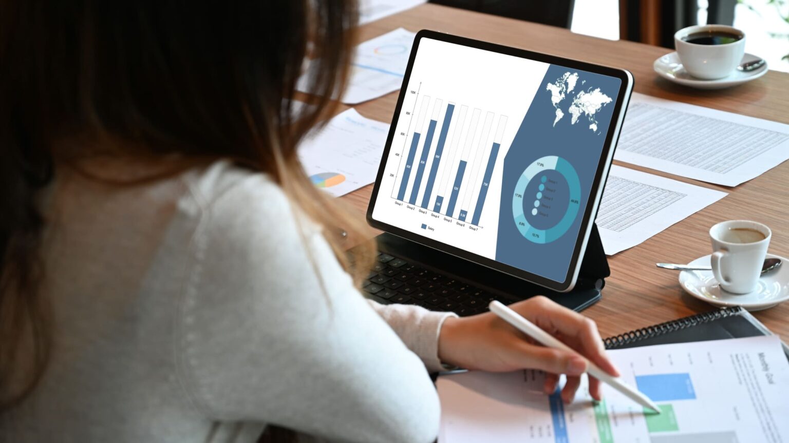 businesswoman analyzing financial data on computer 2022 03 07 23 28 32 utc