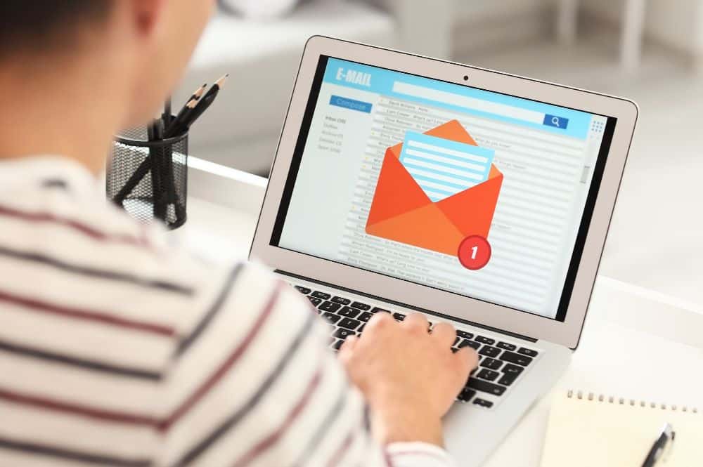 Revicion email