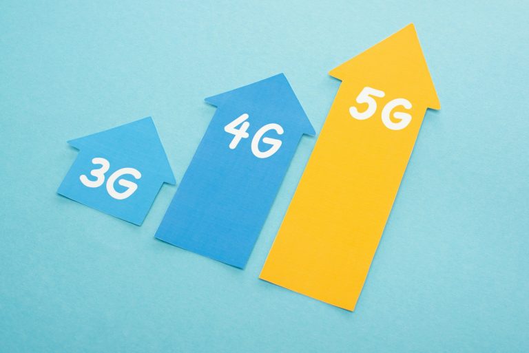 3g, 4g and 5g arrows on blue background