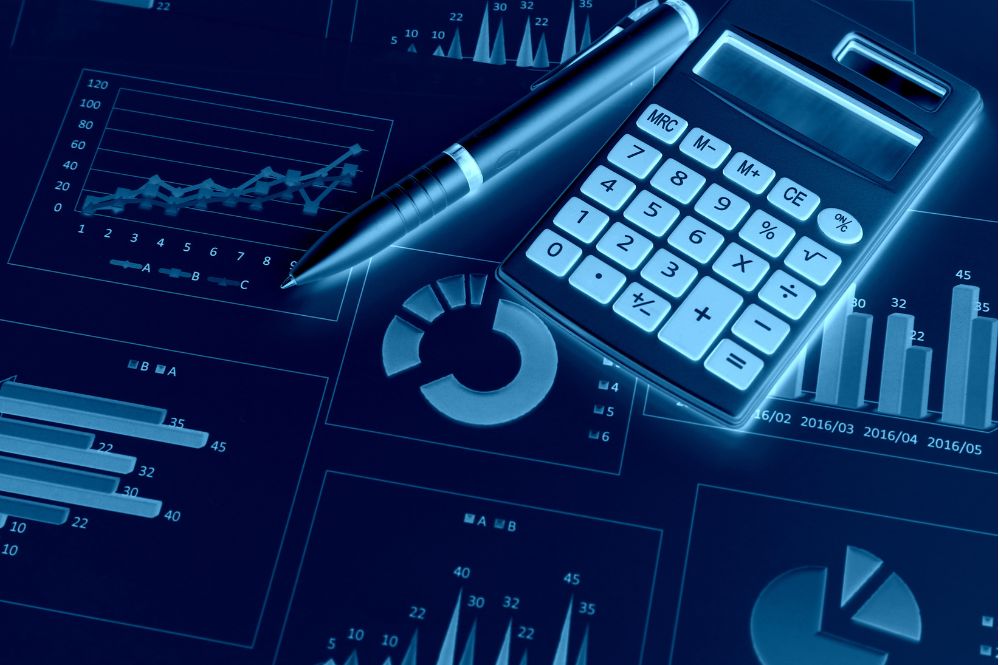 Calculadora y gráficos financieros que reflejan el análisis de costos y presupuestos en la nube