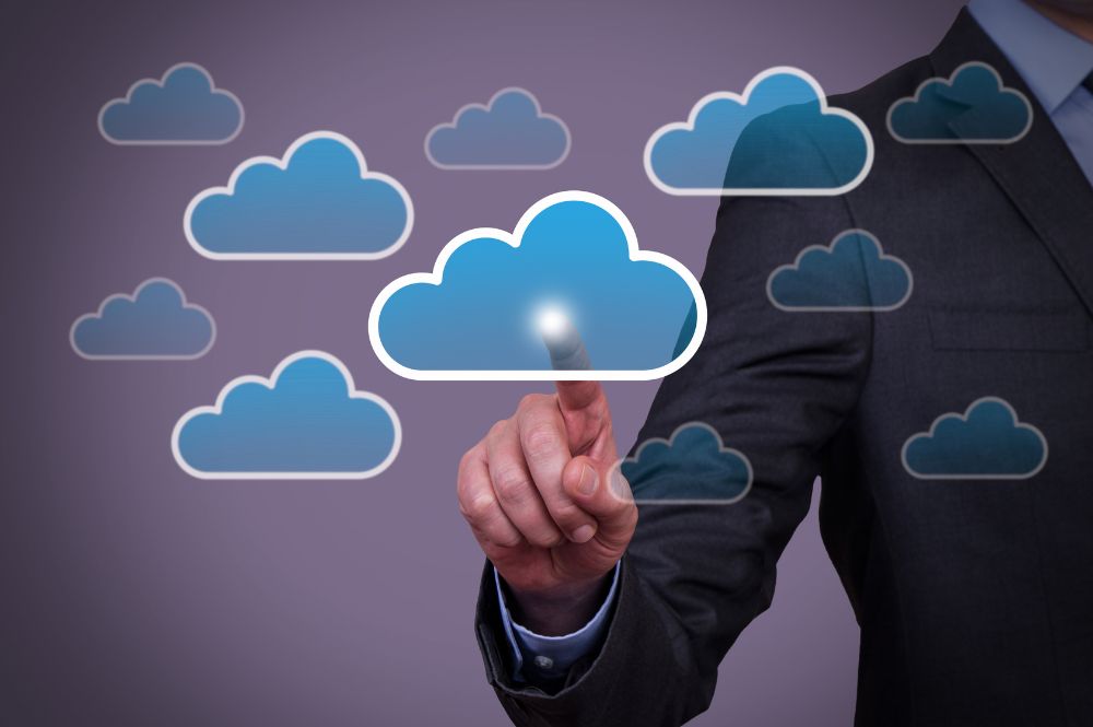 Manos interactuando con íconos de nube que representan la gestión financiera de los servicios cloud